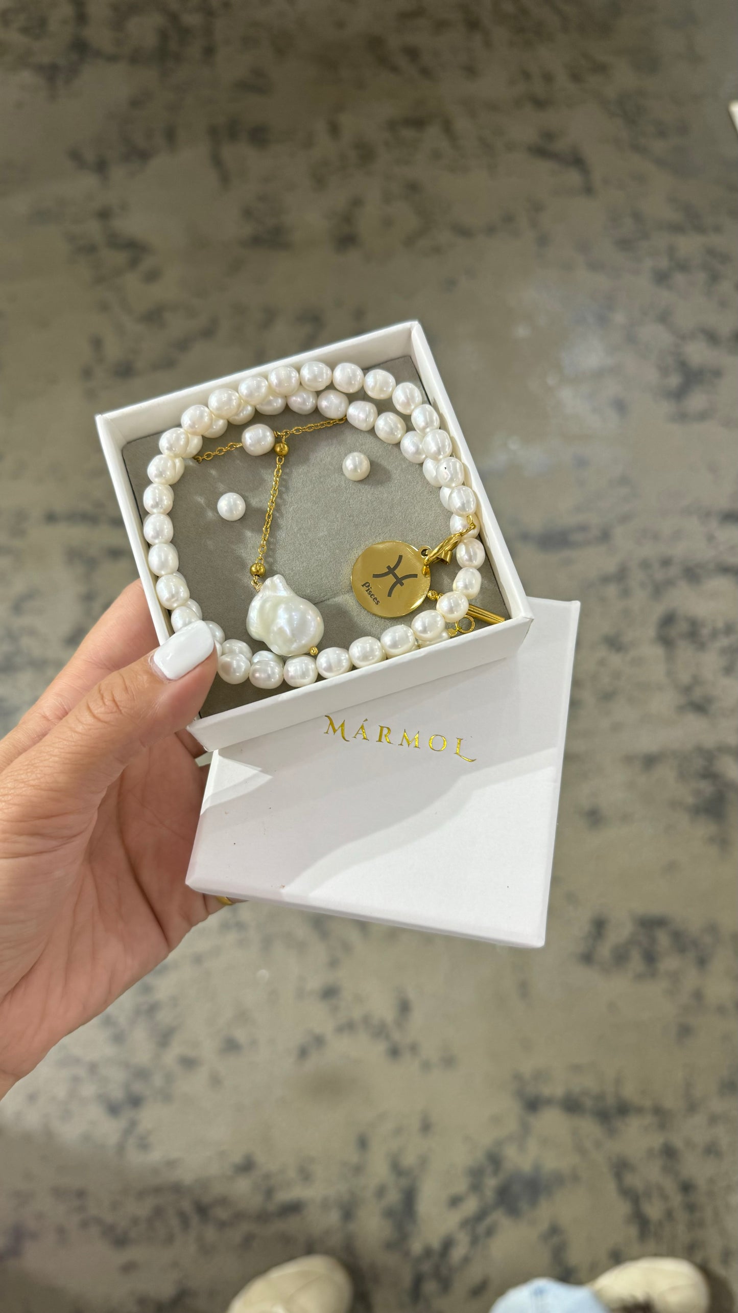 Engrave Pearl Necklace