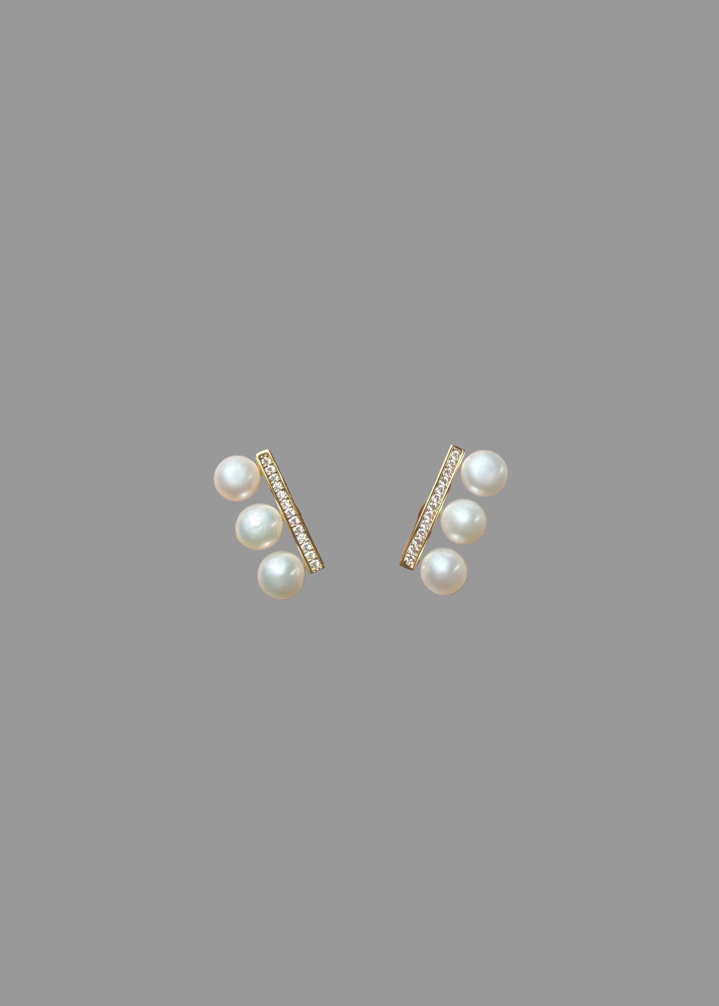Tre pearl earrings