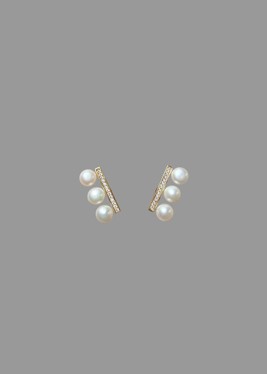 Tre pearl earrings